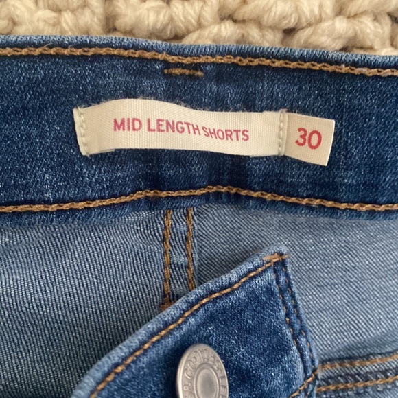 levi’s mid length denim shorts size 30 - Picture 2 of 2